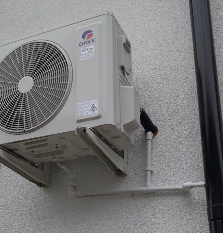 Montaż klimatyzacji Gree na elewacji domu w Poznaniu