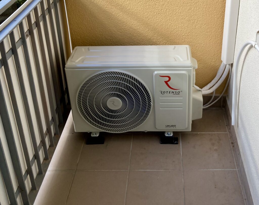 Montaż klimatyzacji Rotenso na balkonie w bloku w Luboniu