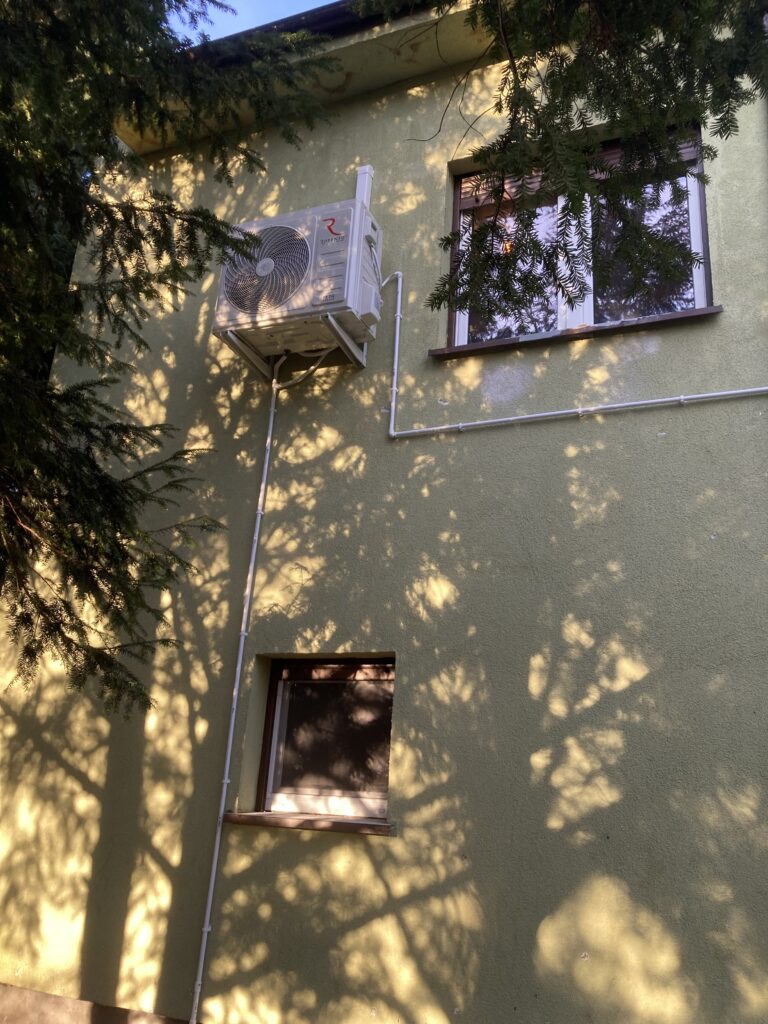 Montaż klimatyzacji Rotenso na elewacji domu w Poznaniu