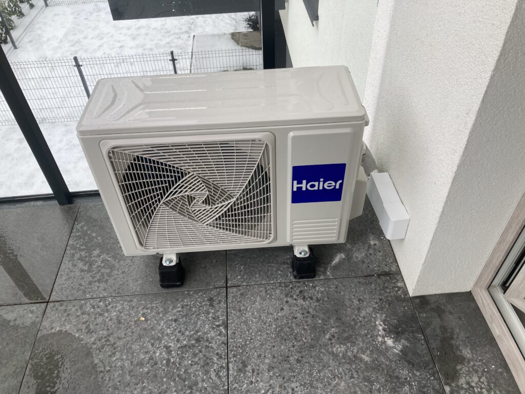 Montaż klimatyzacji haier na balkonie w bloku w Poznaniu