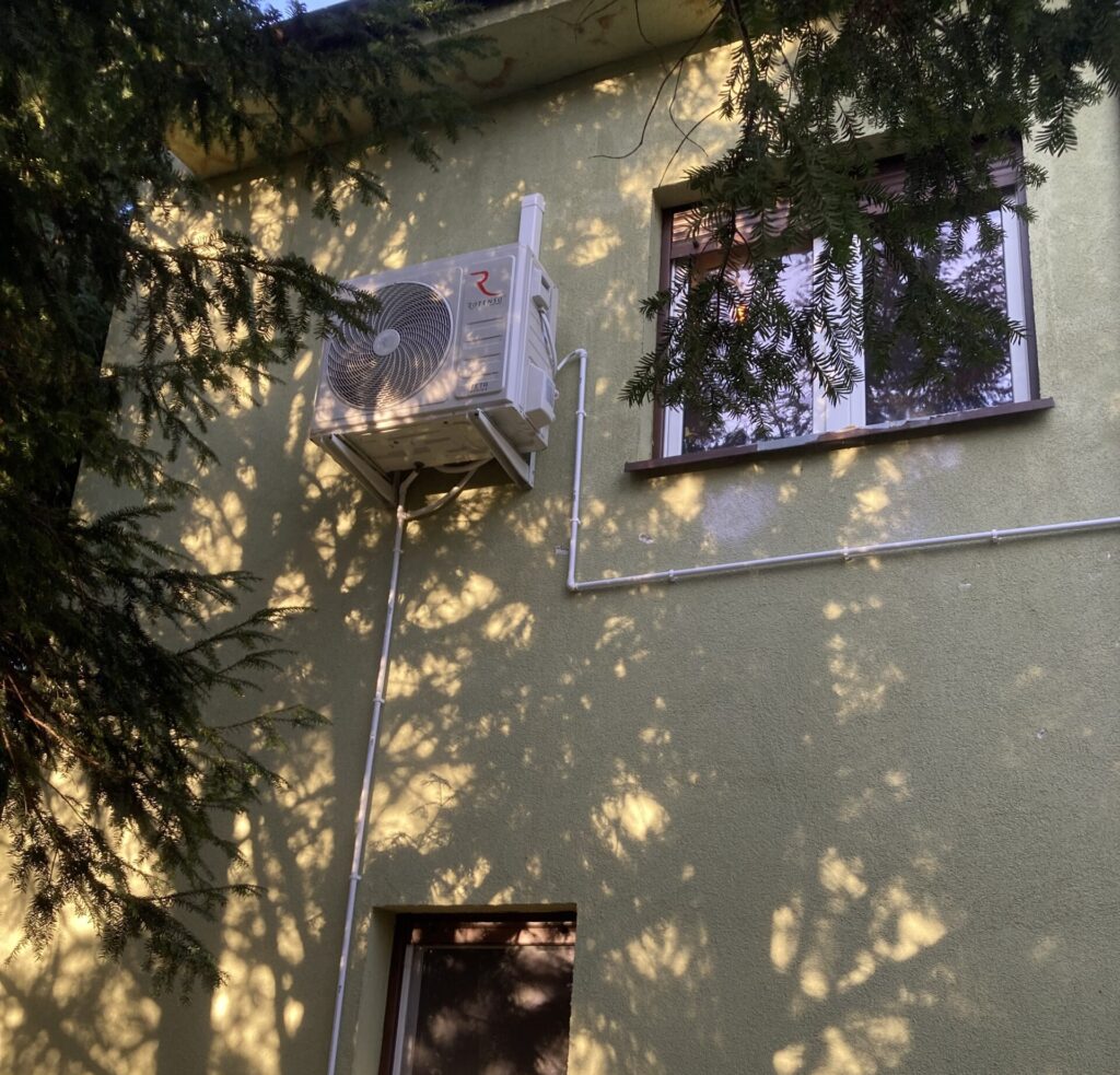 Montaż klimatyzacji Rotenso na elewacji domu w Plewiskach