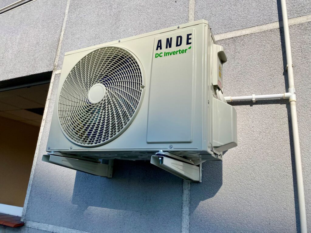 Jednostka zewnętrzna klimatyzacji marki Ande na elewacji budynku