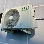 Jednostka zewnętrzna klimatyzacji marki Ande na elewacji budynku