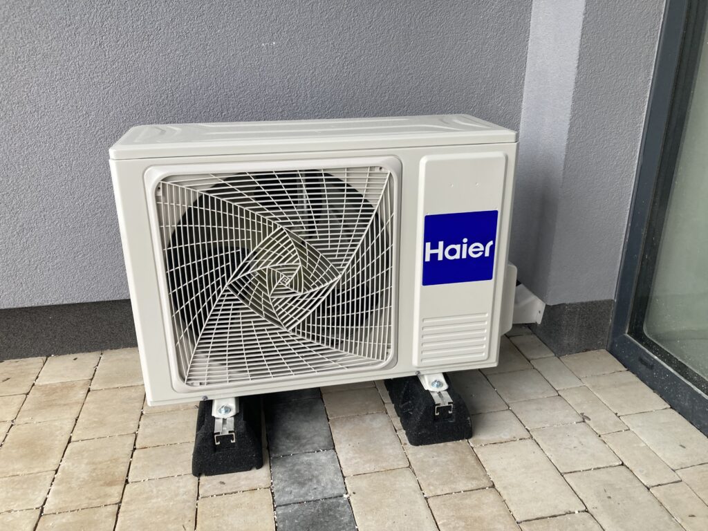 Jednostka zewnętrzna klimatyzacji marki Haier przed lokalem usługowym w Poznaniu
