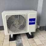 Jednostka zewnętrzna klimatyzacji marki Haier przed lokalem usługowym w Poznaniu
