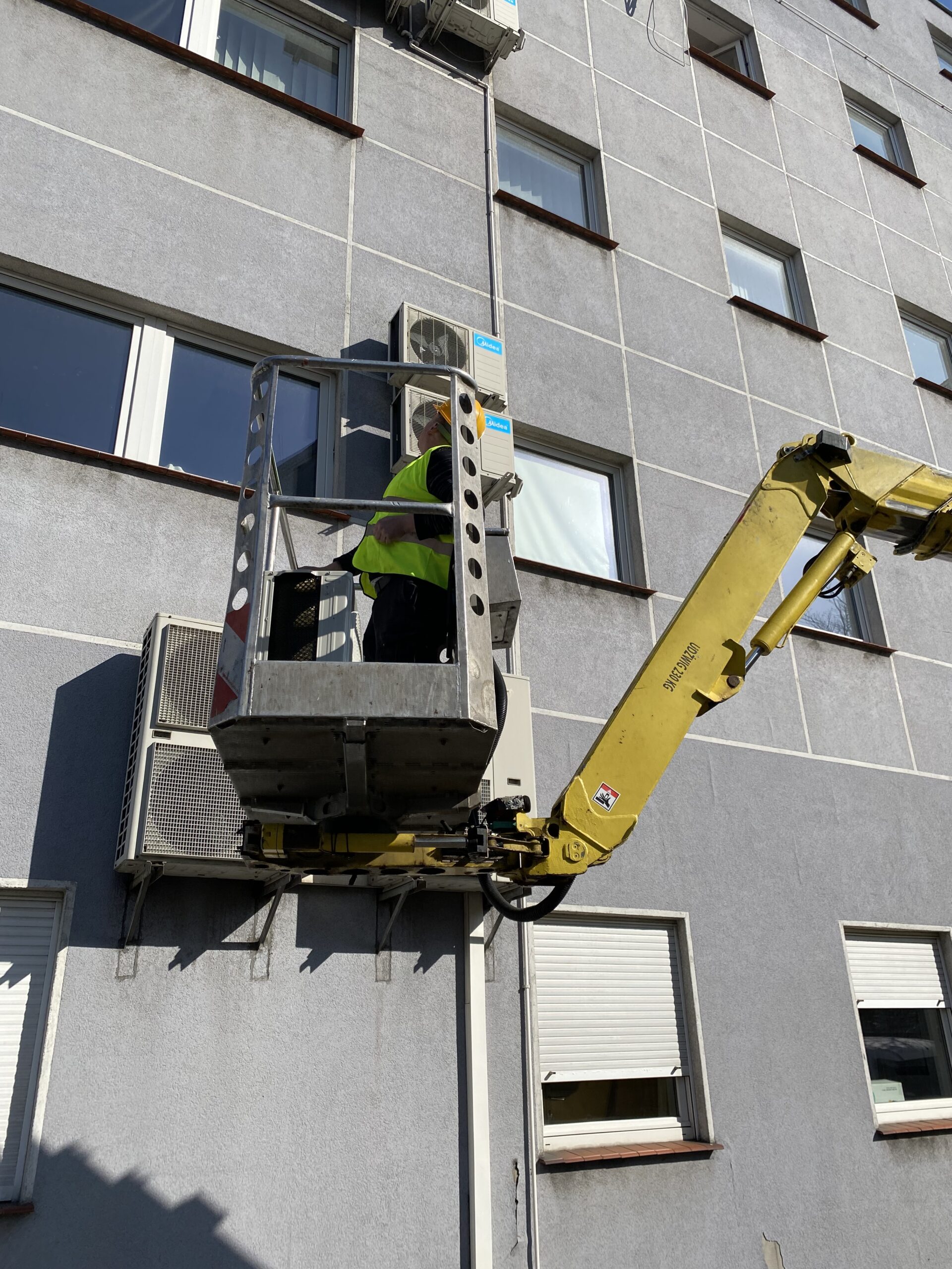 Montaż klimatyzacji z użyciem podnośnika