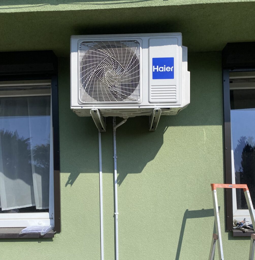 Montaż jednostki zewnętrznej klimatyzacji na elewacji w komornikach
