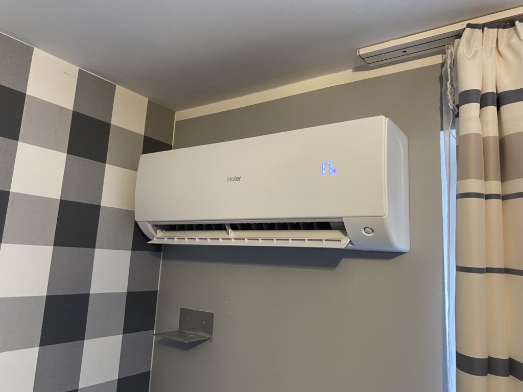 Montaż jednostki wewnętrznej klimatyzacji w komornikach