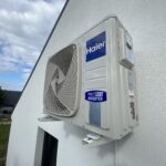 Klimatyzacja haier na elewacji